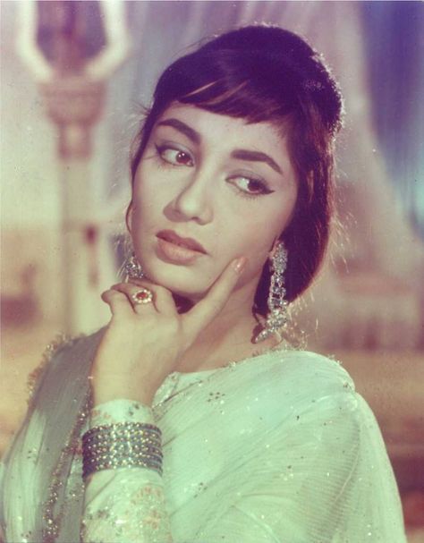 bollywood:“Remembering Sadhana shivdasani on her 76th birth anniversary.Sadhana Shivdasani (2 September 1941 – 25 December 2015), known mononymously as Sadhana, was an Indian actress who was one of the top actresses in 1960s, a period regarded... Sadhana Actress, Bollywood Vintage, Old Bollywood Actress, Retro Cinema, Indian Retro, Bollywood Retro, Bollywood Pictures, Vintage Saree, Hindi Actress