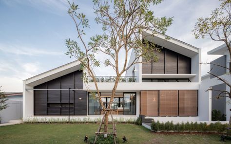 Multiple Courtyard House by Poetic Space Studio Backyard Views, Courtyard House Plans, Small Courtyards, Casa Patio, Courtyard House, Row House, Roof Design, House Architecture Design, Family House