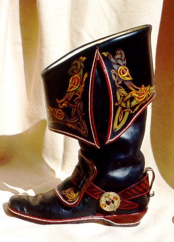 Reproduction Cavalier Boots.  Beautiful workmanship. Pirate Shoes, Rococo Punk, Cavalier Boots, 1600 Fashion, Halloween Boots, Whimsical Shoes, Pirate Boots, Pirate Outfit, Pirate Costume