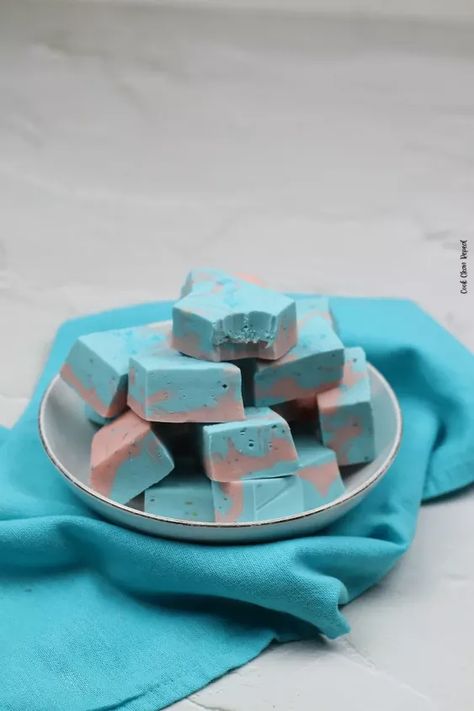 Cotton Candy Fudge | Foodtalk Cotton Candy Cheesecake, Tiger Butter Fudge Recipe, Irish Coffee Cake, Cotton Candy Fudge, Cotton Candy Frappuccino, Strawberry Cake Mix Cookies, Banana Oat Cookies, Easter Foods, Bake Sweets