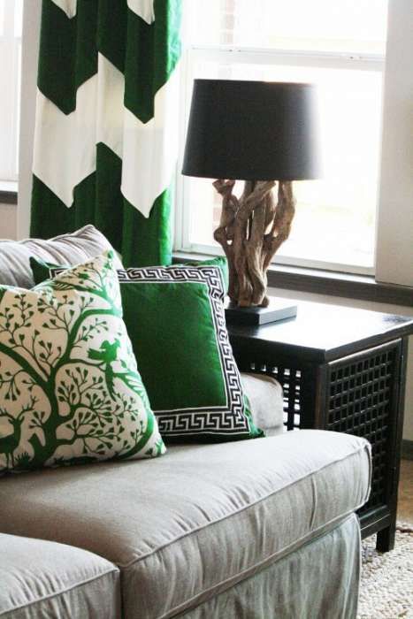 2013 Pantone Colour Of the Year : Emerald Emerald Green Rooms, Neutral Family Room, Chevron Curtains, Grey Sofa Living Room, Decor Pillows, Green Home Decor, Living Room Green, Green Pillows, Green Rooms