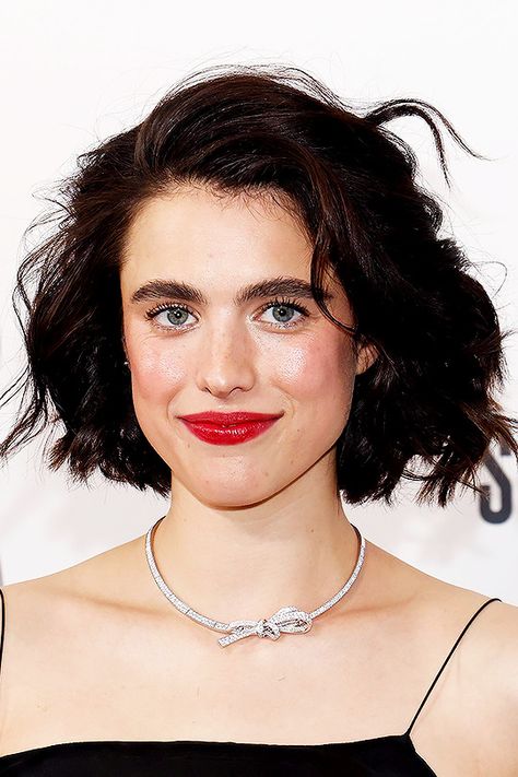 MARGARET QUALLEY attends the "Poor Things" premiere at DGA Theater on December 06, 2023 in New York City, NY 📸 Dia Dipasupil Margaret Qualley Red Carpet, Margaret Qualley Poor Things, Celeb Makeup, Going Dark, Poor Things, Margaret Qualley, Clear Winter, Chin Length, Chin Length Hair