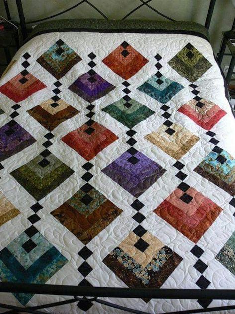 Hanging Garden Quilt - Tutorial Hanging Garden Quilt, Colchas Quilting, Log Cabin Quilt Pattern, Quilt Modernen, Scrappy Quilt Patterns, Batik Quilts, Scrap Quilt Patterns, Log Cabin Quilts, Jellyroll Quilts