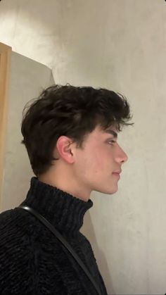 Boyfriend Haircut Guys, Male Haircuts For Curly Hair, Short Men's Haircut, Short Hairstyles For Men With Round Faces, Chico Haircuts, Thick Haircut Men, Thick Wavy Hairstyles Men, Haircuts For Guys With Round Faces, Academia Hairstyle Men