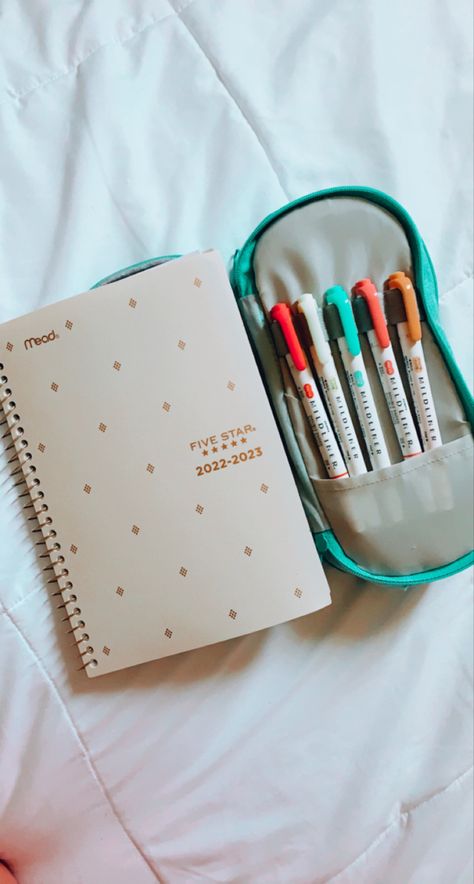 Preppy School Organization, Preppy Notebooks Ideas, Preppy School Pencil Case, Preppy Planner, Preppy Markers, Preppy Studying, Preppy Journal, Preppy Notebooks, Cute School Supplies Markers