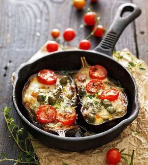 Een heerlijk recept voor als je een avond (of altijd) geen vlees of vis wil eten. Deze geroosterde aubergine schuif je zo in de oven en is een echte allemansvriend. Verwarm je oven voor op 180 graden. Halveer de aubergines. Kerf het vruchtvlees in en maak ruitjes, maar zorg dat je niet de schil raakt. Besprenkel … Aubergine Oven, Vegas Food, God Mat, Pureed Food Recipes, Happy Foods, Easy Cooking, I Love Food, Veggie Recipes, Healthy Cooking