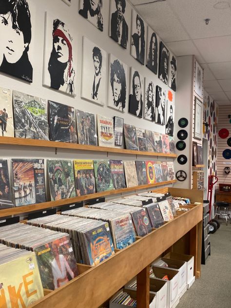 Cozy Record Store, Vinyl Shop Aesthetic, Records Aesthetic, Albums Vinyl, Rock Room, Library Cafe, Vinyl Record Shop, Record Crafts, Vinyl Shop