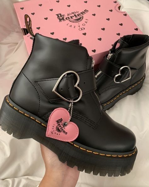 Dr Shoes, Shoe Inspo, Aesthetic Shoes, Swag Shoes, Baggy Pants, Pretty Shoes, Dream Shoes, Doc Martens, Dr. Martens Boots