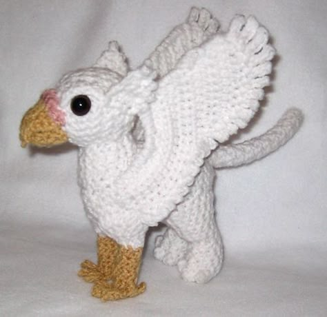 Ravelry: Griffin Pattern pattern by Megan Daly Hp Crochet, Harry Potter Dolls, Harry Potter Crochet, Crochet Monsters, Crochet Birds, Crochet Dragon, Harry Potter Crafts, Love Crochet, Knit Or Crochet