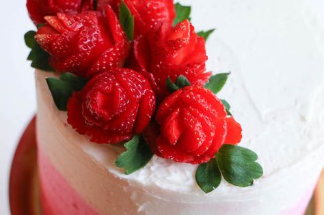 Make simple but stunning strawberry roses for your special sweetie! Perfect for Valentine's Day, Mother's Day, shower cakes and more. Cake Decoration Strawberries, Cake Decorated With Fruit, Piping Buttercream, Strawberry Sangria, Cake With Strawberries, Decorate A Cake, Strawberry Roses, Roasted Strawberries, Elegant Desserts