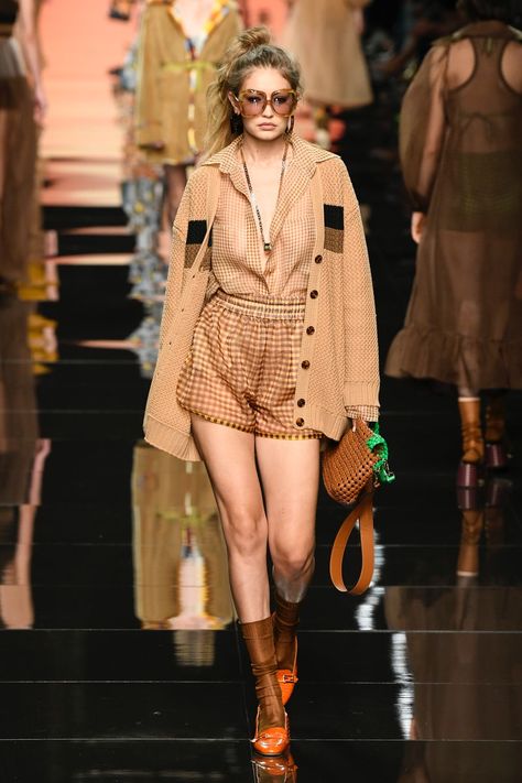 Fendi 2020, London Fashion Week Runway, Pastel Brown, Soft Caramel, Pastel Outfit, Mode Boho, Caramel Brown, Fashion Week Runway, Fashion Fits