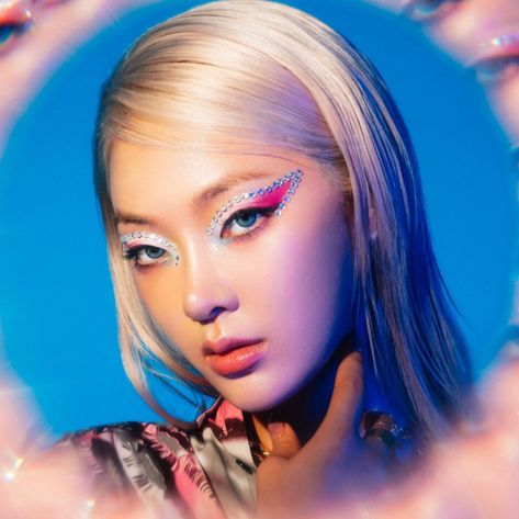 Future Makeup Space, Futuristic Makeup Sci Fi, Futuristic Photoshoot, Asian Makeup Editorial, Pink Futuristic Makeup, Futuristic Beauty Editorial, Futuristic Makeup, Self Portrait Poses, Aesthetic Women