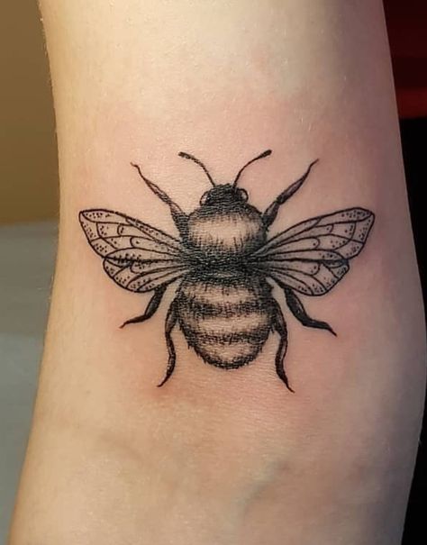 Large Bee Tattoo, Honey Bee Tattoo, Bumble Bee Tattoo, Bee Tattoo, Little Tattoos, First Tattoo, Lotus Flower Tattoo, Tattoo Design, Flower Tattoo