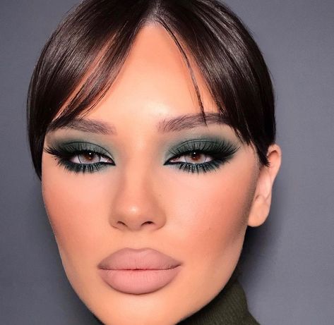 Smokey Eye Makeup Green, Dark Green Makeup, Smink Inspiration, Green Makeup, Beautiful Eye Makeup, Makijaż Smokey Eye, Evening Makeup, Glowing Makeup, Eye Makeup Art