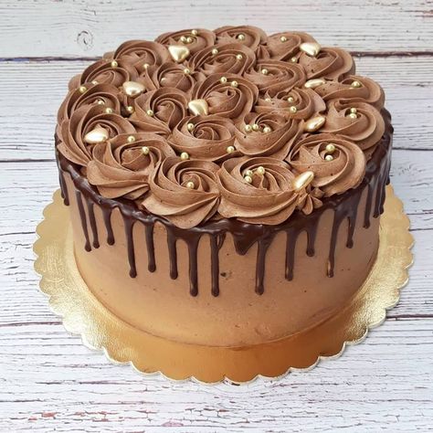 classic chocolate cake German Chocolate Cake Decorated, Chocolate Buttercream Cake, Kek Coklat, Buttercream Birthday Cake, Buttercream Cake Designs, Chocolate Cake Designs, Mini Torte, Rosette Cake, Chocolate Cake Decoration