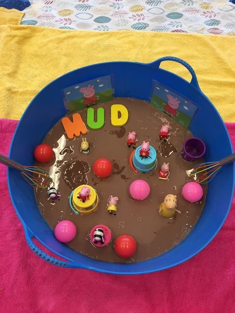 Muddy Puddles Activities, Peppa Pig Messy Play Ideas, Peppa Pig Tuff Tray Ideas, Sensory Play Eyfs, Peppa Pig Sensory Play, Peppa Pig Activities For Toddlers, Messy Play Party Ideas, Peppa Pig Tuff Tray, Tuff Tray Ideas Sen