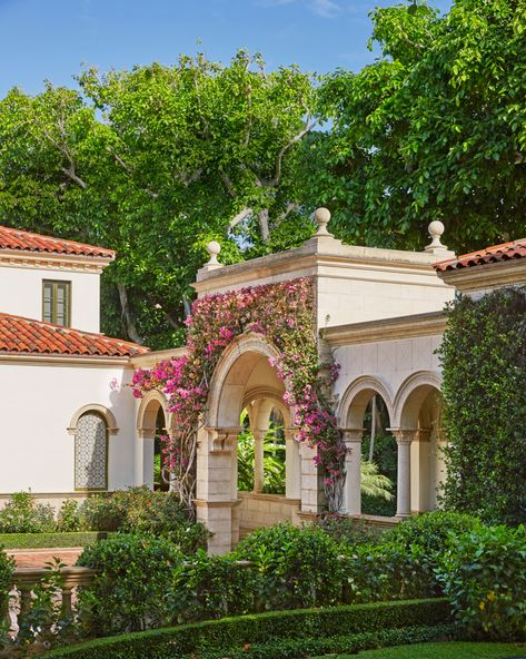 Palm Beach Courtyard, Palm Beach House, Mediterranean House Interior, Palm Beach Interior Design, Mediterranean Home Interior, Beach Interior Design, Mediterranean Exterior, Mediterranean Interior, Palm Beach Style