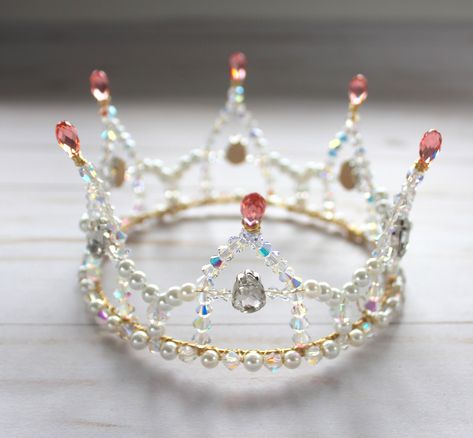 Diy Birthday Tiara, Bead Crown, Diy Tiara, Ballet Tiaras, Felt Christmas Tree Decorations, Beaded Crown, Headpiece Diy, Diy Crown, Astuces Diy