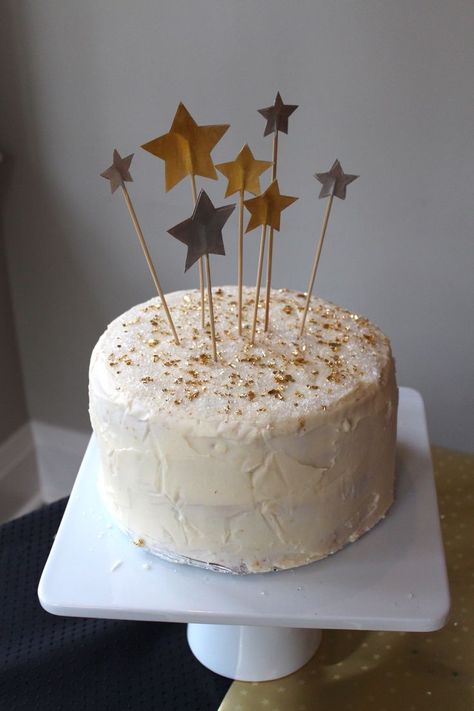 star cake 1st Birthday Diy, Diy 1st Birthday Decorations, New Year's Cake, Funny Birthday Cakes, Diy Cake Topper, 1st Birthday Decorations, Gold Cake, Buttercream Icing, Star Party