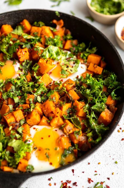 Skillet Sweet Potato Kale Hash - Jar Of Lemons Sweet Potato Kale Hash, Kale Sweet Potato, Chopped Kale, Sweet Potato Skillet, Sweet Potato Kale, Healthy Paleo Recipes, Cooking Sweet Potatoes, Make Ahead Breakfast, Vegetarian Paleo