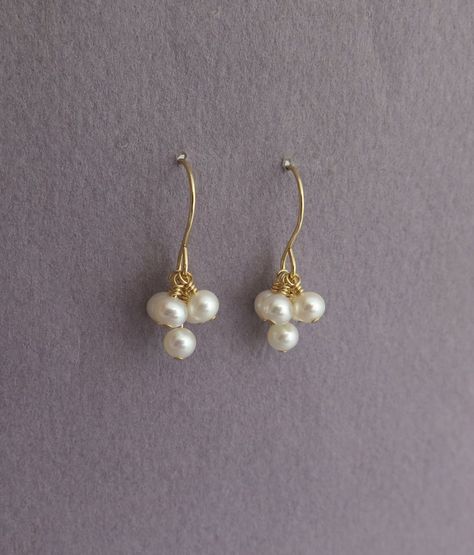 Earrings Gold Pearl, Dangle Pearl Earrings, Pearl Earrings Designs, Wire Earrings Handmade, Wire Jewelry Earrings, Bridesmaid Pearl Earrings, Pearl Earrings Gold, June Birthstone Jewelry, Jewelry Design Earrings