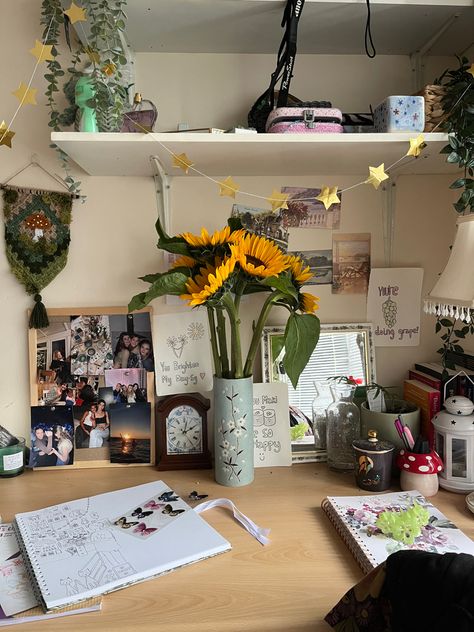 #sunflowers #desk Sunflower Classroom, Desk Ideas, Teaching Inspiration, Creative Teaching, Room Makeover Inspiration, Cozy Room, Bedroom Inspo, Office Ideas, New Room