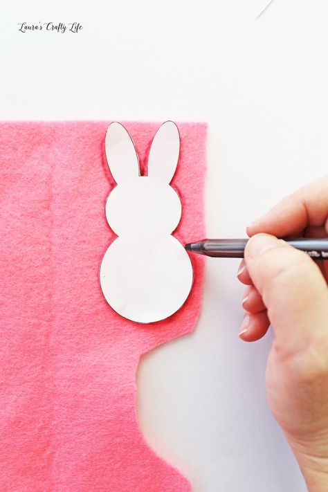 Trace bunny pattern onto felt Easter Bunny Template, Felt Plush, Easter Tablecloth, Easter Applique, Paper Bunny, Bunny Templates, Diy Easter Gifts, Pink Felt, Diy Perler Bead Crafts