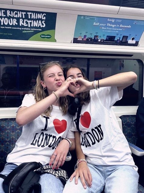 I Love London Shirt Aesthetic, Film Pics Aesthetic, England Trip Aesthetic, London With Best Friend, London Best Friends, London With Friends Aesthetic, London Aesthetic Friends, Studying In London, London Friends Aesthetic