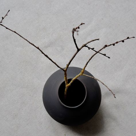 Black moon jar in rustic refractory clay...traditional Moon Jars are much larger and white! #asianpottery #moonjar #koreanpottery #asiandesign #handmade #wheelthrown #etsyseller #ikebanavase #ikebana #koreanceramics #claylove #potterylove #koreanceramics #contemporaryceramics Lego Vase, Traditional Moon, Refractory Clay, Moon Jars, Korean Pottery, Vase Ideas, Easy Mandala, Moon Jar, Easy Mandala Drawing