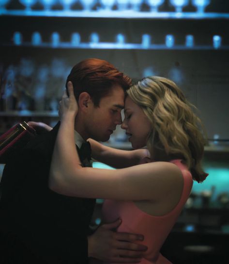 Kayley Cuoco, Romantic Kiss Gif, Riverdale Betty, Archie And Betty, Riverdale Aesthetic, Archie Andrews, Romantic Kiss, Riverdale Cast, Betty Cooper