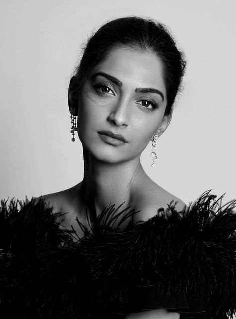 Sonam Kapoor in Harper's Bazaar March 2016 by Suresh Natarajan Sonam Kapoor Fashion, India Style, Sonam Kapoor, Style Magazine, Beauty Shots, Favorite Hairstyles, Daily Style, Harper's Bazaar, Runway Show