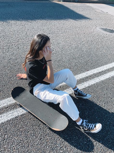 Skater Girl Style Outfits, Skater Girl Aesthetic, French Style Outfits, Skater Chick, Skateboarding Aesthetic, Girl Skater, Minimalist Fashion Outfits, Skater Girl Style, Skater Look