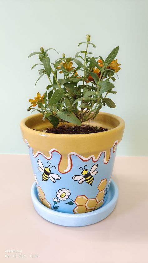 Planters Cute Pot Plant Painting Ideas, Sunflower Terra Cotta Pot, Custom Flower Pots, Terracotta Planter Painting Ideas, Terracotta Pot Painted, Flowerpot Designs Paint, Painted Plant Pot Ideas, Flower Pots Painting Ideas, Plant Pots Painting Ideas