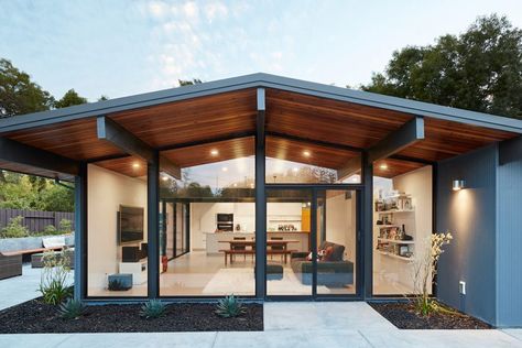 Klopf Architecture updates mid-century Eichler home in Silicon Valley Eichler Remodel, Moderne Pools, Eichler Homes, Mid Century Modern House, Modern Exterior, Mid Century House, Design Milk, Architecture Project, Arbor