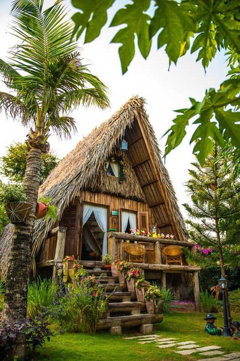 Casa Hobbit, Hut House, Tropical House Design, Bamboo House Design, Jungle House, Log Cabin Designs, A Small House, Rest House, Bamboo House