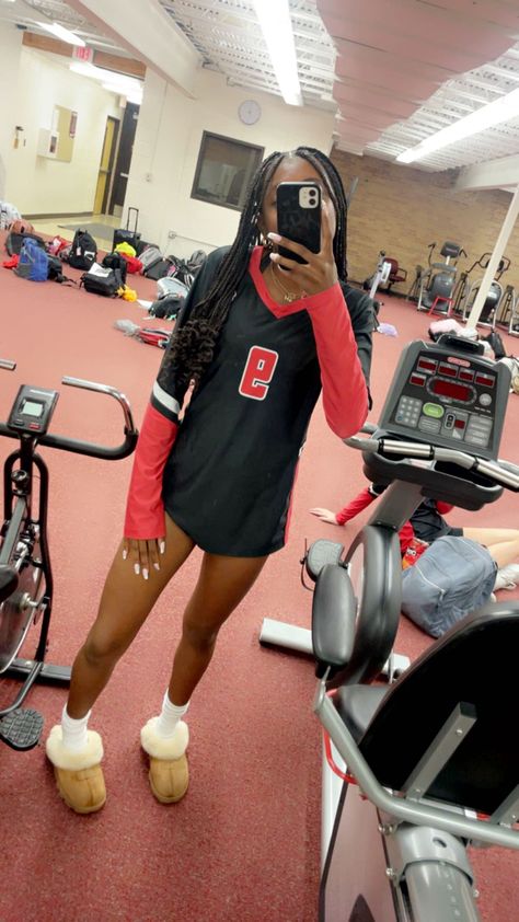 Volleyball Black Women, Volleyball Lifestyle, Sports Aesthetics, Volleyball Motivation, Watt Pad, Volleyball Girl, Basketball Black, Volleyball Inspiration, Volleyball Training