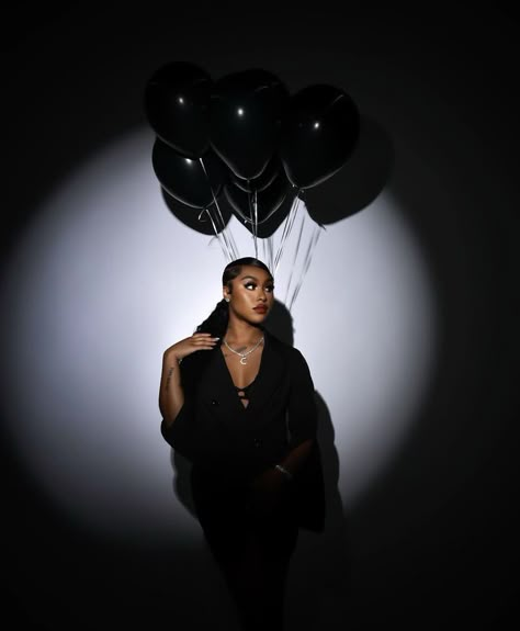 23rd Birthday Ideas Photo Shoot, Birthday Shot Ideas, Photoshoot Ideas Balloons, Black Balloons Photoshoot, Birthday Photoshoot With Balloons, Balloon Photoshoot Ideas, Birthday Photoshoot Black, 18th Birthday Photoshoot Ideas, Balloon Photoshoot