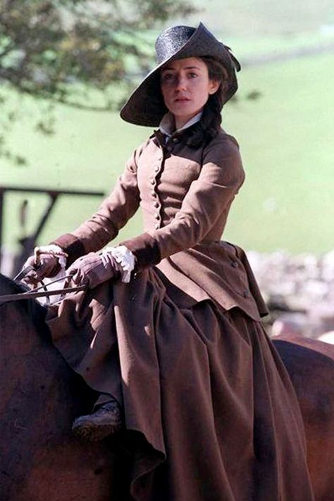 Orla Brady as Cathy Earnshaw in the 1998 adaptation of 𝑊𝑢𝑡ℎ𝑒𝑟𝑖𝑛𝑔 𝐻𝑒𝑖𝑔ℎ𝑡𝑠. #WutheringHeights #OrlaBrady #CathyEarnshaw Wuthering Heights Movie, Brontë Quotes, Sidesaddle Riding, Recycled Costumes, Riding Habit, Regency Gown, Emily Brontë, 18th Century Dress, 18th Century Costume