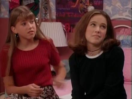 Steph & Gia 90s Tv Fashion, Gia Mahan, Style Outfit Aesthetic, Stephanie Tanner, Joey Lawrence, 90’s Outfits, Jodie Sweetin, Moms Night, Melissa Joan Hart