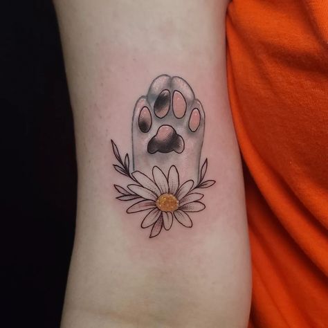 Cat And Daisy Tattoo, Daisy Cat Tattoo, Daisy Paw Print Tattoo, Cat Paws Tattoo, Paw Print Tattoo Cat, Cat Paw Print Art, Cat Paw Tattoo, Cat Paw Print Tattoo, Border Tattoo