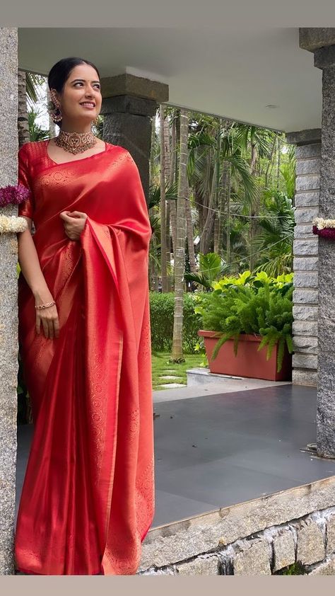 Marriage Guest Outfit South Indian, Silk Saree Red Colour, Kubera Silk Sarees, Simple South Indian Saree Look, Red Wedding Saree South Indian, Maharashtrian Saree Look For Wedding, Saree Aesthetic Pics, Bride Red Saree, Simple Engagement Looks For Indian Bride