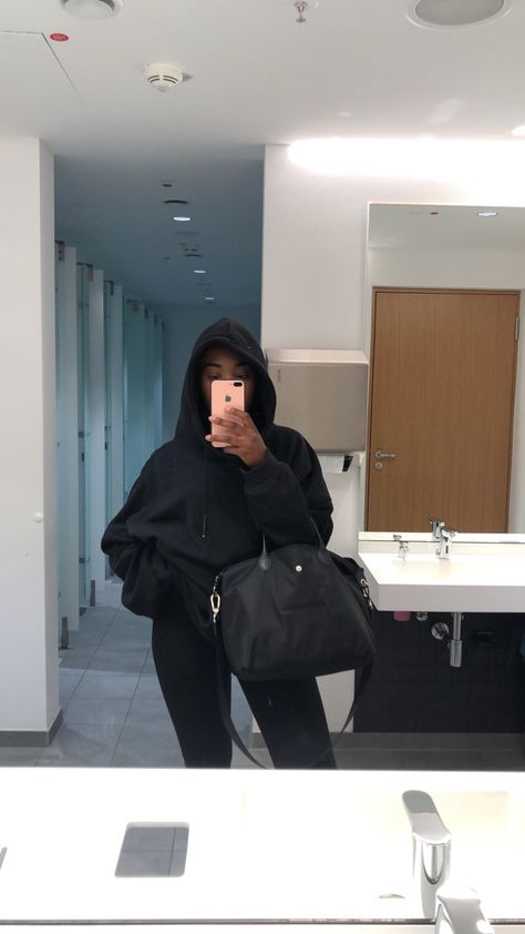 Black Longchamp Bag Outfit, Black Longchamp Bag, Hoodie Gang, Longchamp Bag Outfit, Long Champ Bag, Long Champ, Longchamp Mini, Mini Outfit, Trendy Heels