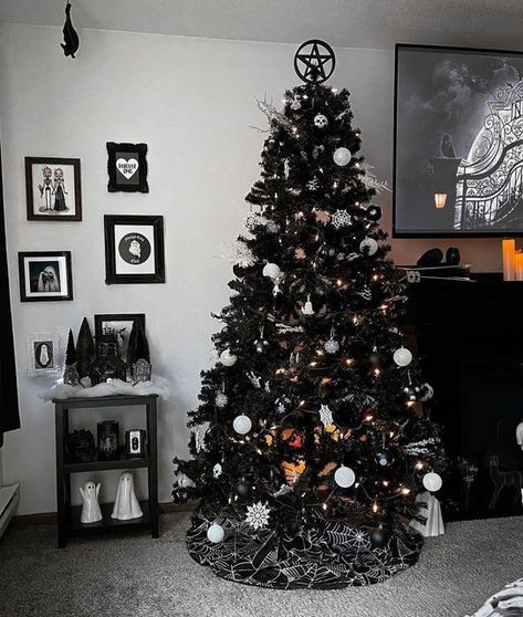 Black Xmas Tree, Dark Academia Christmas, Gothic Homes, Black Christmas Decorations, Christmas Hand Painted, Spooky Tree, Black And White Christmas, Spooky Trees, Creepy Christmas