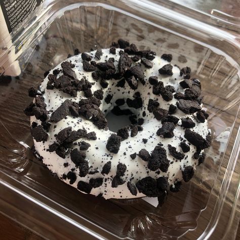 Oreo Donut, Oreo Food, Oreo Donuts, Delicacy Food, Delicious Donuts, Yummy Comfort Food, Delicious Snacks Recipes, Food Obsession, Cookies And Cream