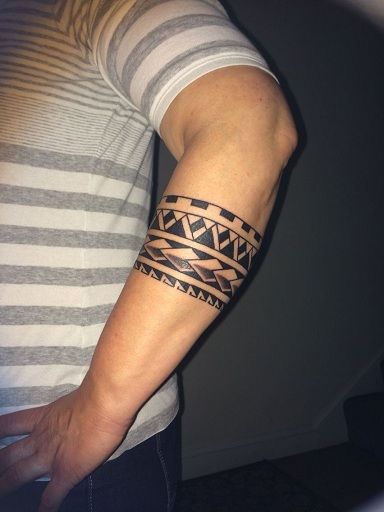 Polynesian Armband Tattoos Small Tattoo Arm, Maori Tattoo Arm, Stammestattoo Designs, Tato Maori, Band Tattoos For Men, Hawaii Tattoos, Maori Tattoos, Forearm Band Tattoos, Band Tattoo Designs