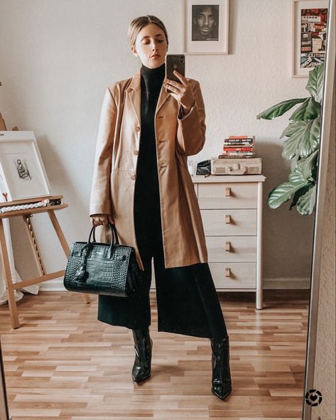 Black Dress Brown Jacket, Tan Leather Trench Coat Outfit, Brown Leather Coat Outfit Women, Over Size Jacket Outfits, Long Brown Leather Jacket Outfit, Brown Leather Trench Coat Outfit, Brown Leather Coat Outfit, Brown Long Coat Outfit, Long Leather Jacket Outfit