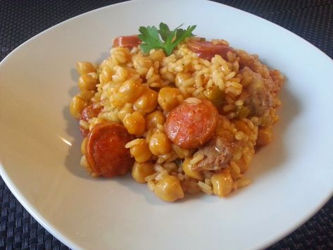 arroz con garbanzos y chorizo Chilean Recipes, Spanish Food, Polenta, Mediterranean Recipes, Chana Masala, Smoothie Recipes, Main Dishes, Food To Make, Food And Drink