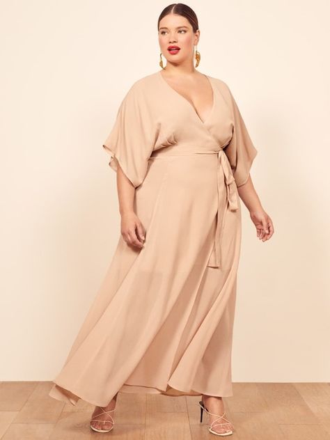 #plussizedresseswithsleeves #plussizefashion For brides, bridesmaids, and those attending their 17th wedding this year. This is a v-neck, wrap dress with kimono sleeves. The Extended Sizes Winslow is relaxed fitting throughout with a fitted waist. Plus Size Wedding Guest Outfit, Plus Size Herbst, Look Plus Size, Plus Size Brands, Plus Size Kleidung, Plus Size Wedding, Curvy Girl Fashion, Guest Outfit, Dress Plus Size