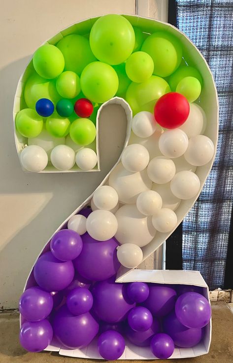 Buzz Light Year Balloon Garland, Buzz Lightyear Smash Cake, Buzz Lightyear First Birthday, Buzz Lightyear Balloon Garland, Buzzlight Year Birthday Theme, Buzz Lightyear Party Decorations, Buzz Light Year Birthday Party, Buzz Birthday, Buzz Party