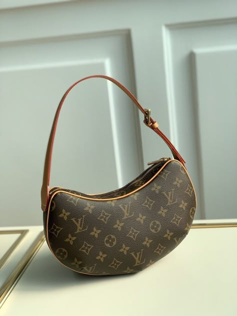 Lv Croissant Bag, Louis Vuitton Croissant Bag, Louis Vuitton Bag Aesthetic, Lv Virgil Abloh, Louis Vuitton Croissant, Louis Vuitton Vintage Bag, Vuitton Bag Outfit, Louis Vuitton Bag Outfit, Fits For Fall